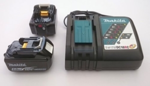 Foto von zwei Makita Akkus BL1850B und dem Ladegerät DC18RC