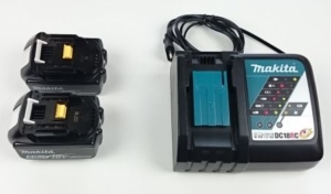 Foto von zwei Makita Akkus 18V 5,0Ah und dem Schnell-Ladegerät DC18RC